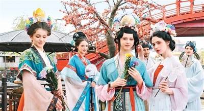 在线股票配资查询门户 海外游客畅玩中国本土主题公园