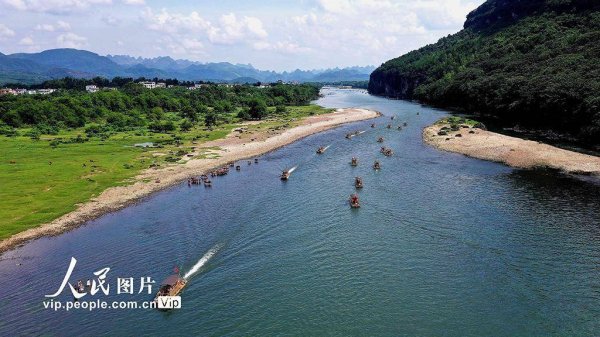 第一配资门户 广西灵川：江中泛舟享清凉